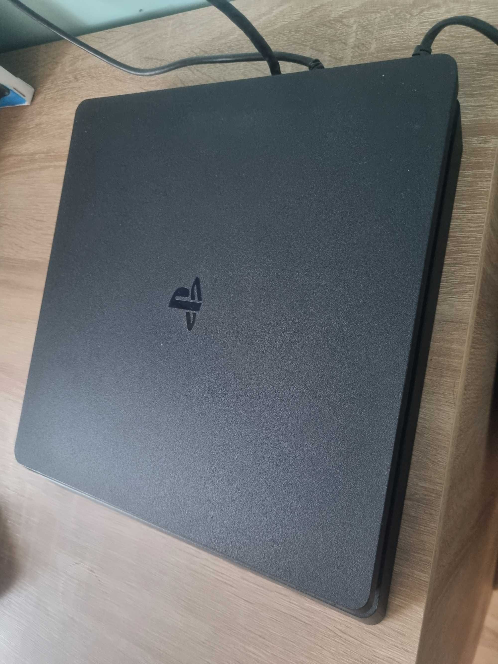 PlayStation 4 slim, 500GB + 2 джойстика + 15 игри
