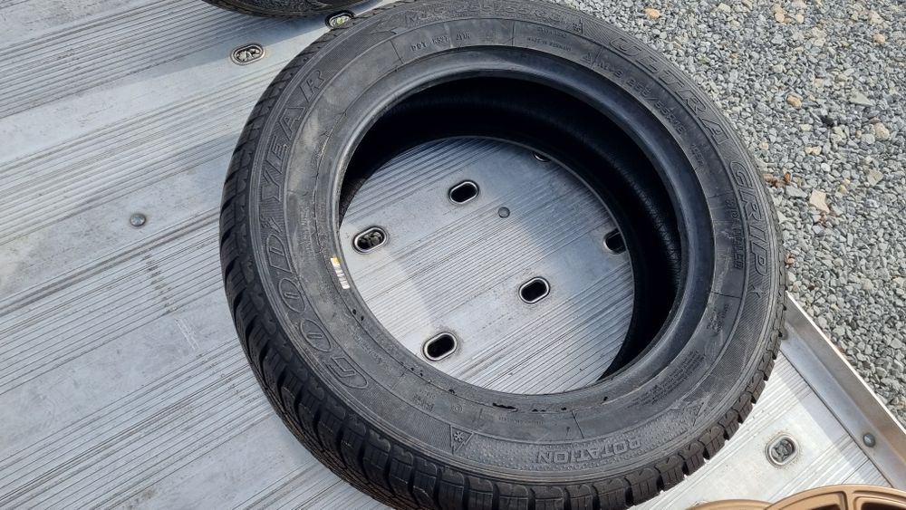 2бр чисто нови зимни гуми 255/55R18  GoodYear  Dot 22