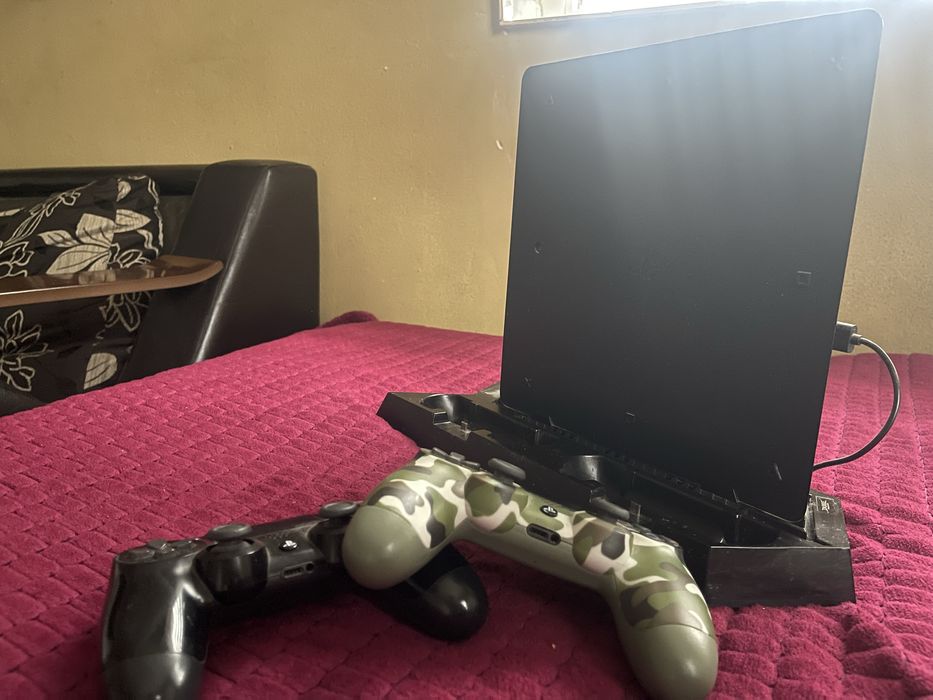 Vand PS4 Slim cu 5 jocuri