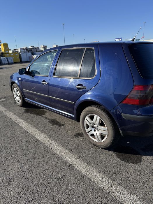 Vand Golf 4 . 1.6 Benzina
