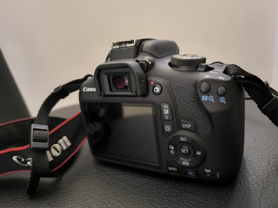 DSLR фотоапарат CANON EOS 2000D