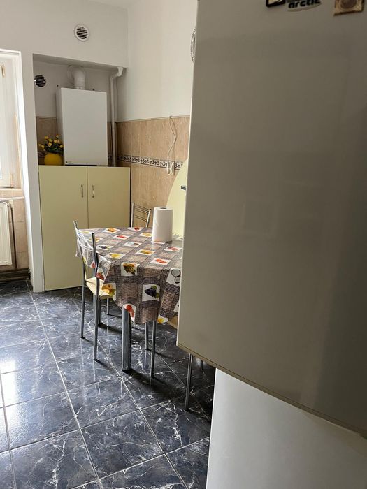 Închiriez apartament cu 3 camere