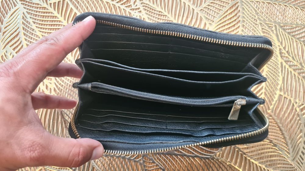 Продавам много запазено дамско портмоне FURLA от естествена кожа