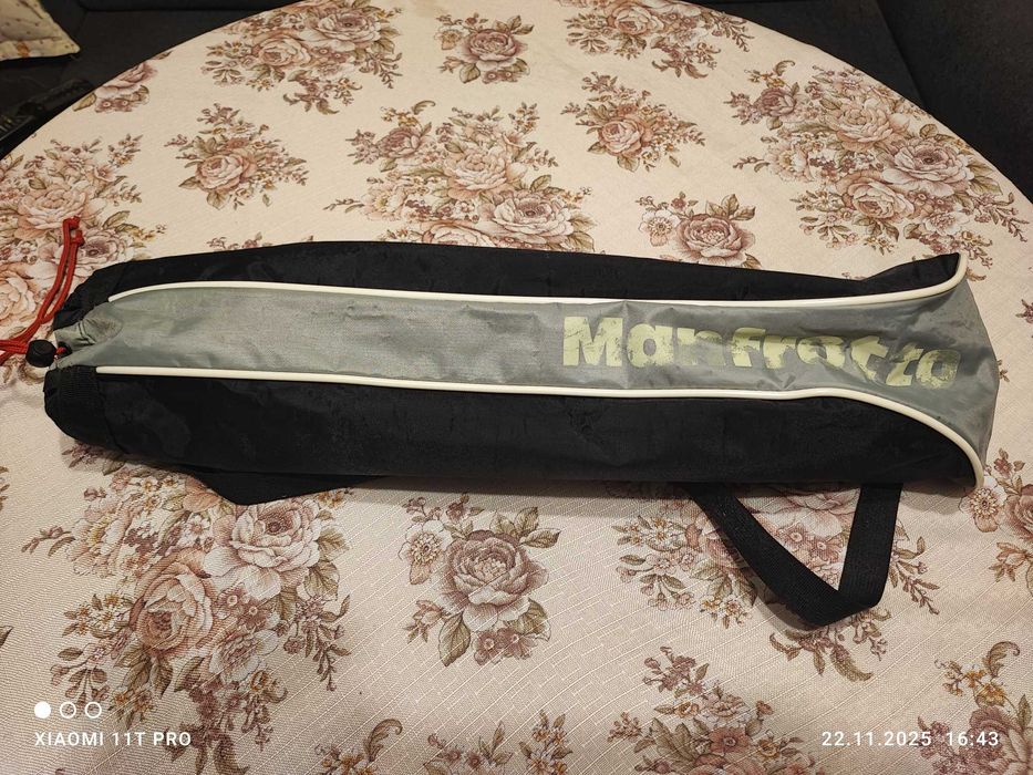 Продавам статив за фотоапарат Manfrotto