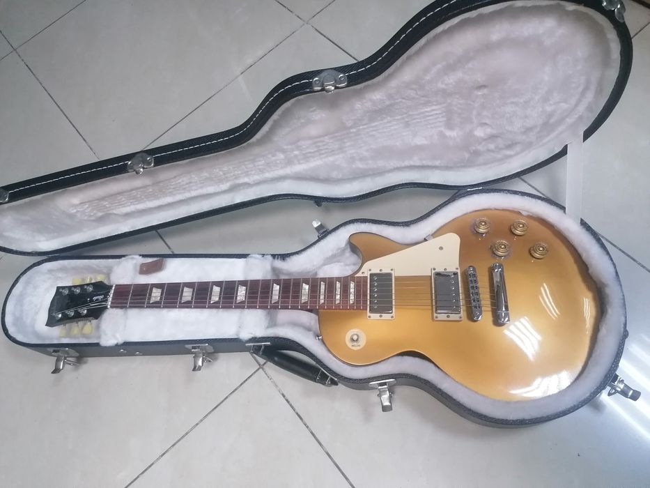 Vând chitara electrica Gibson Les Paul Studio