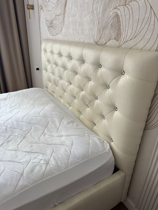 Кровать двуспальная с матрасом б/у