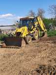 buldoexcavator și auto basculantă pămînt negru vegetal