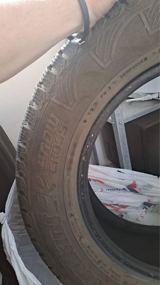 Продам шины, резину шипованную зимнюю R17
