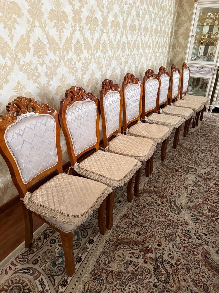 Продается Стол и стулья