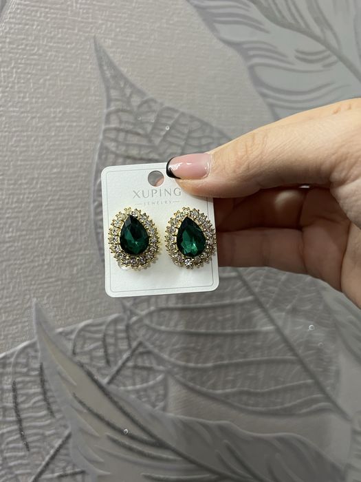 Серьги с зеленым камнем бижутерия