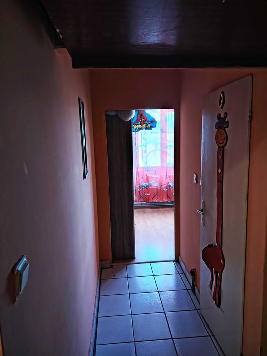 Продава обзаведен тристаен апартамент, готов за живеене.