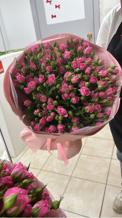Пышный Букет кустовых роз
