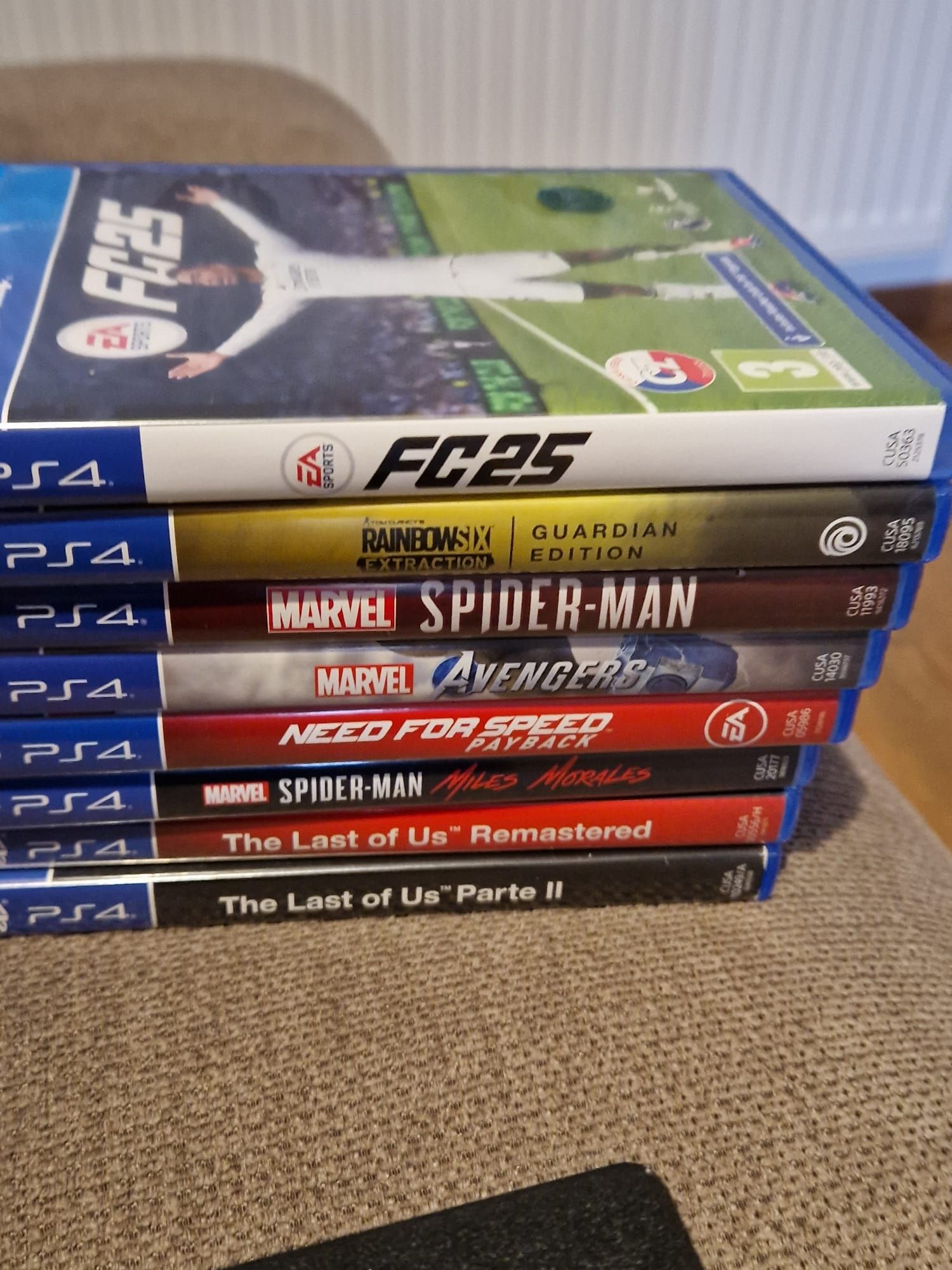 Vând ps4 pro 1tb in stare perfecta+20 jocuri+2 controllere