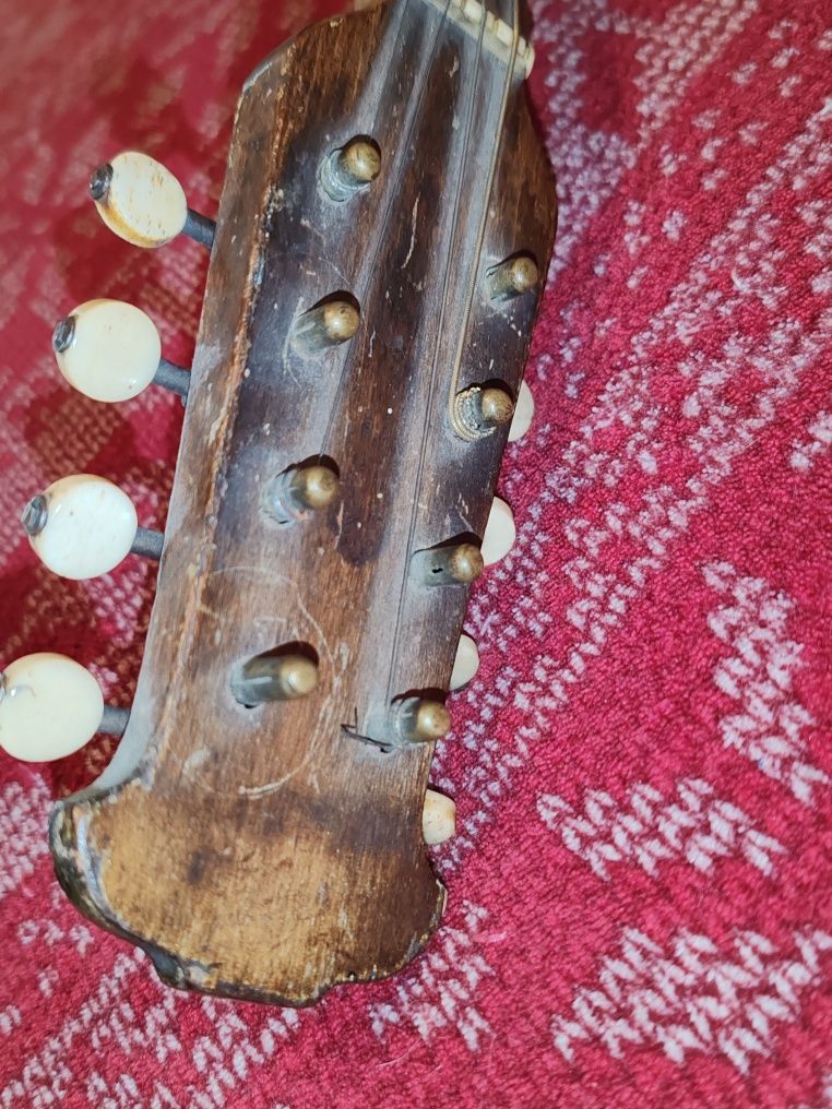 Mandolină de vânzare.