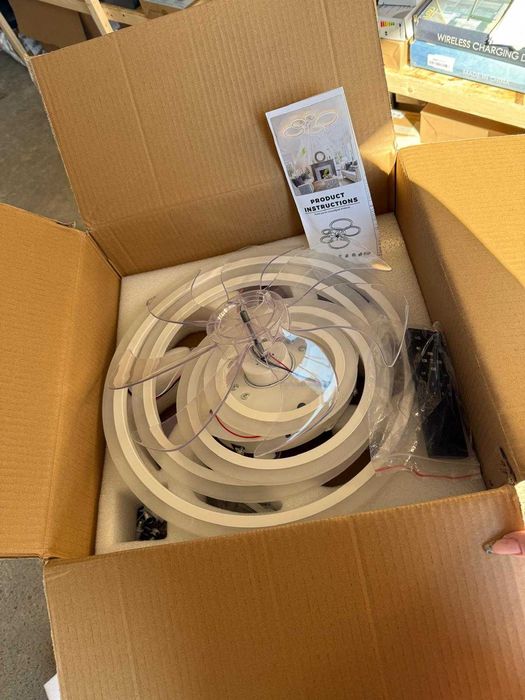 Plafoniera cu telecomanda și ventilator
