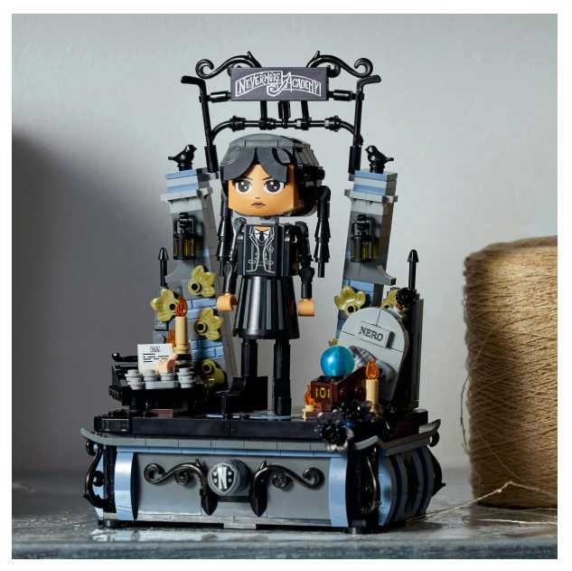 Lego Wednesday 76780 - Wednesday Addams Building Figure