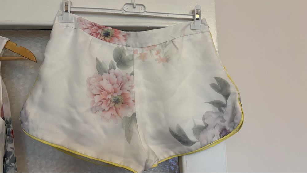 Сет къси панталони и туника от сатен и шифон