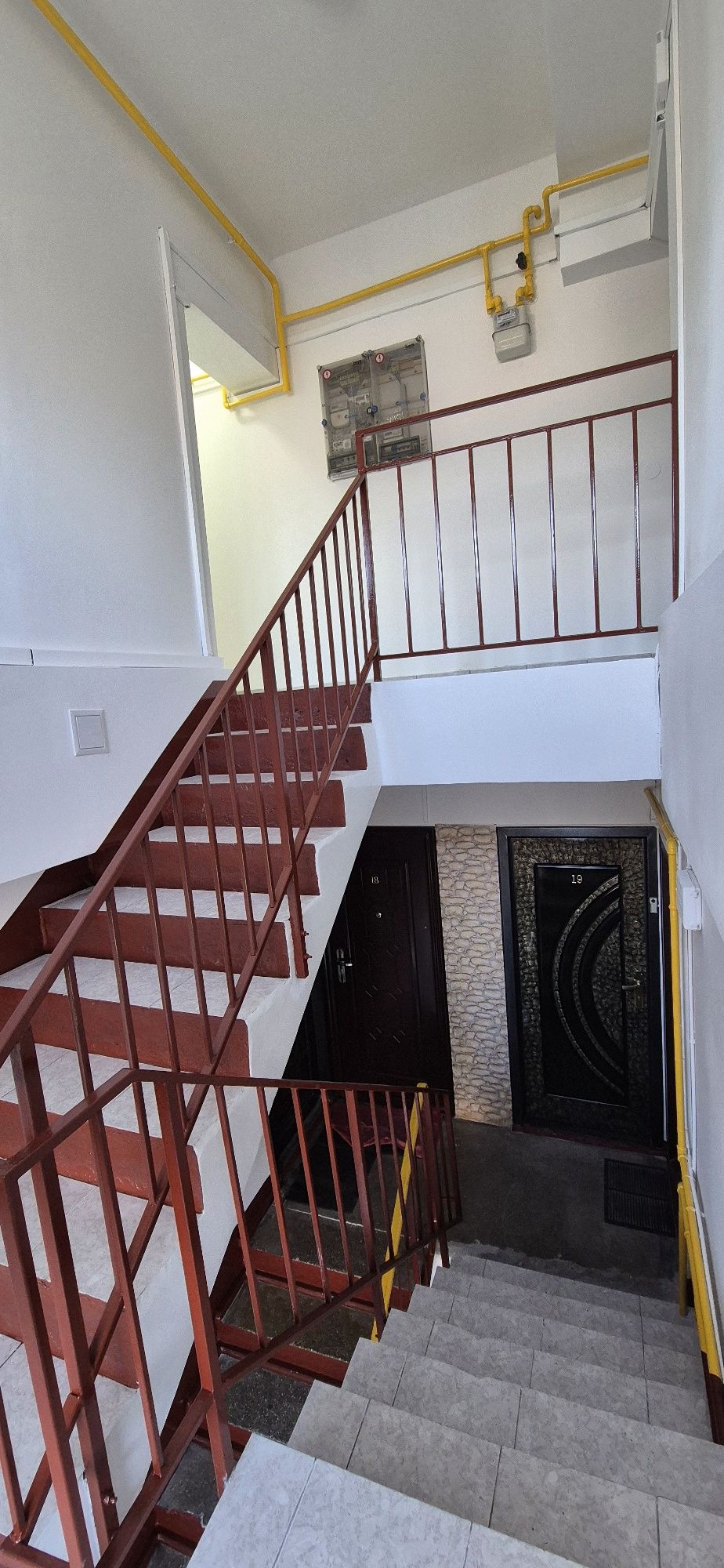 Zugravit Renovat Amenajare scări de bloc