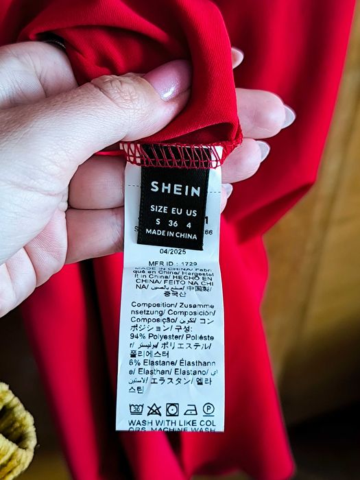 Червена рокля с гол гръб, официална или ежедневна