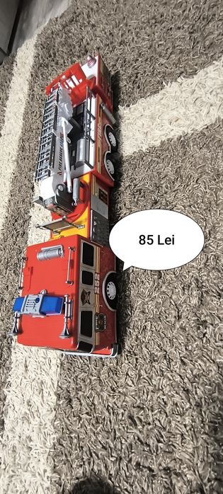 Vând Jucării aproape noi