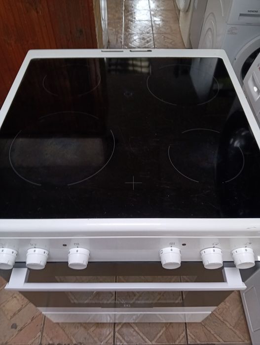 Свободно стояща печка с керамичен плот Elektrolux с 2 години гаранция!