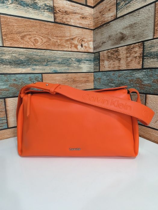 Valentino/Calvin Klein/Hugo Boss/19V69 By Versace