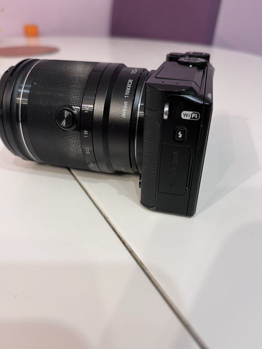 Фотоапарати Nikon J1 и J5 и обективи Nikkor 1 10-30 mm и 10-100 mm