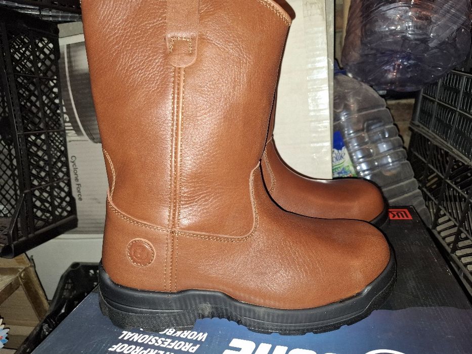 Продаются кожаные сапоги