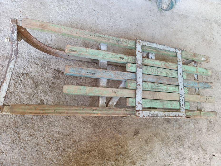 Железные старинные санки,на железном креплении