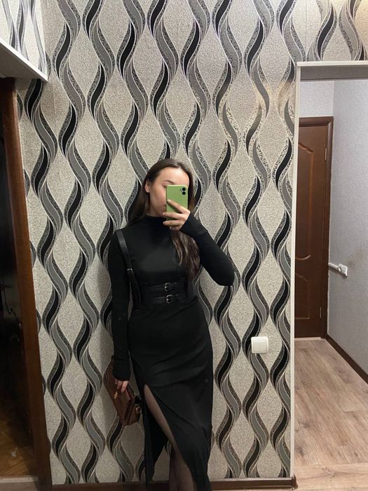 Черное платье с отрезом