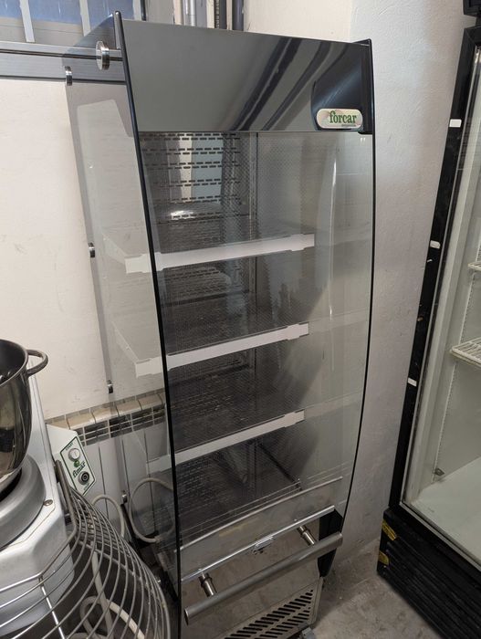 Хладилна крайстенна витрина