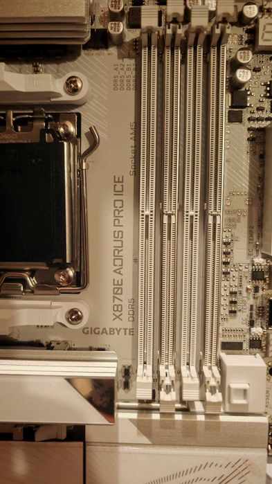 GIGABYTE X870E AORUS PRO ICE + НОВ ! AMD Ryzen 7 7800X3D 96MB/120W/AM5