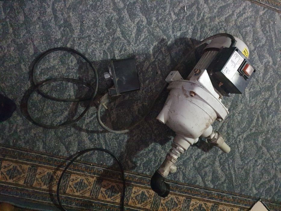 Водна помпа Хидрофор работеща.
