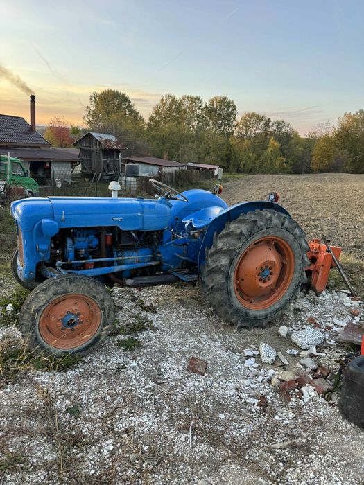 Vând tractor Ford