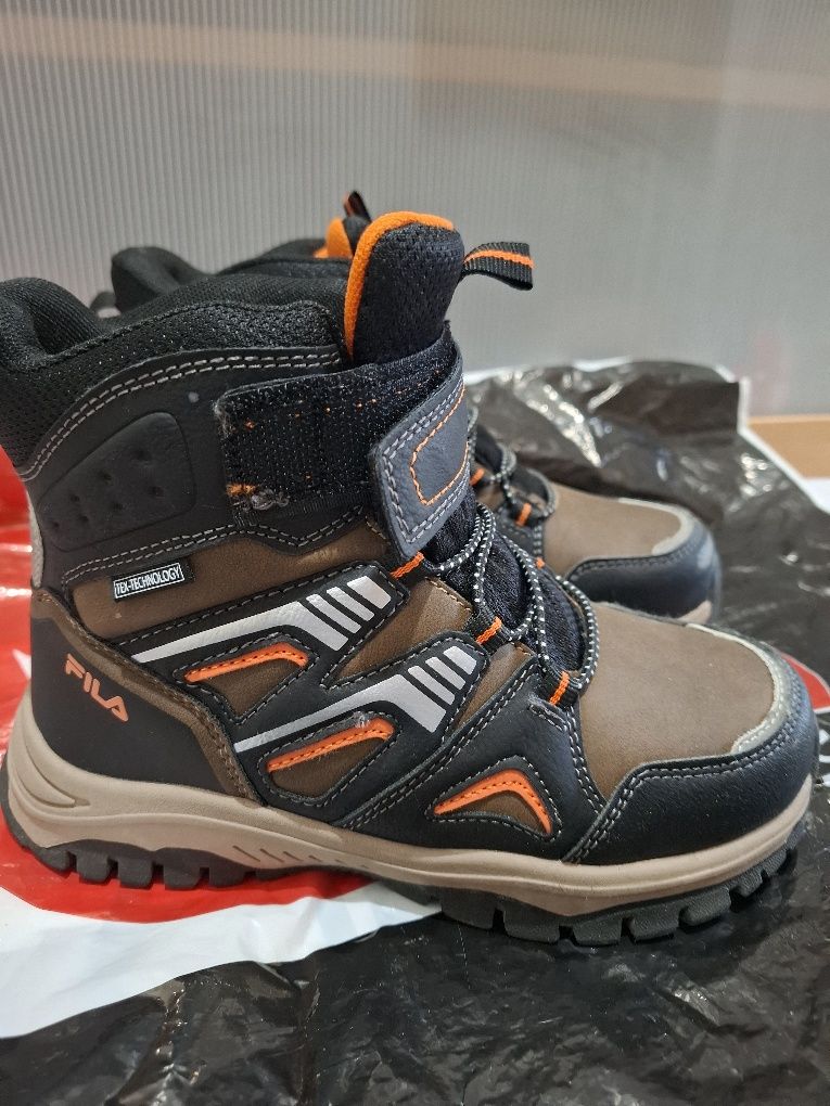 Продавам нови зимни боли за момче,марка Fila