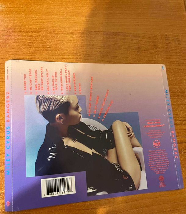 Нов CD диск- албума на Miley Cyrus Bangerz