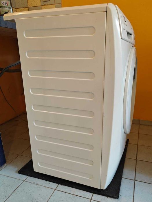 продавам пералня Elextrolux, компактен размер