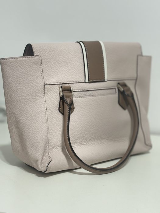 Geanta Guess purtata de doua ori