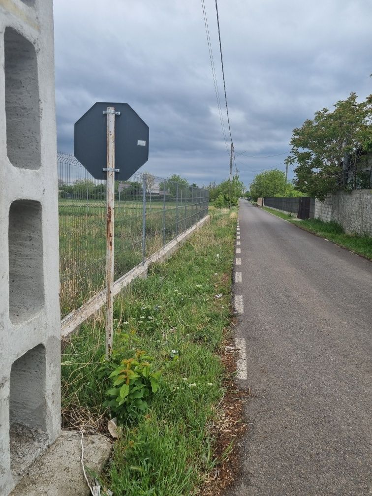 Închiriez teren intravilan Posta Calnau în spatele  statiei Peco