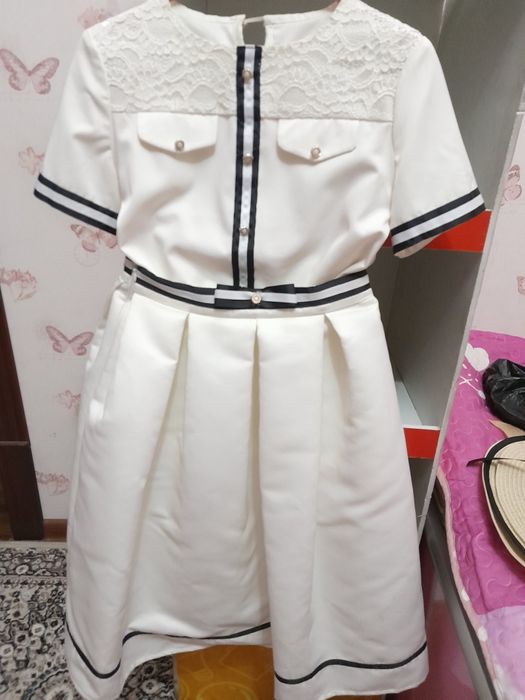 Qozaloqlar uchun oq kofta yubka