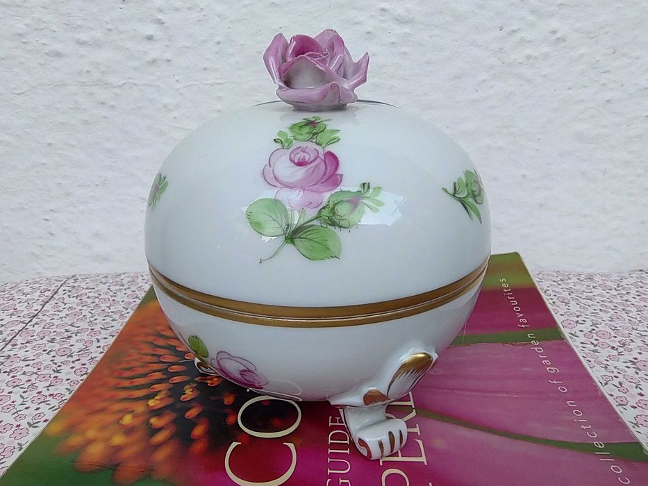 Антикварна ръчно рисувана бонбониера Herend