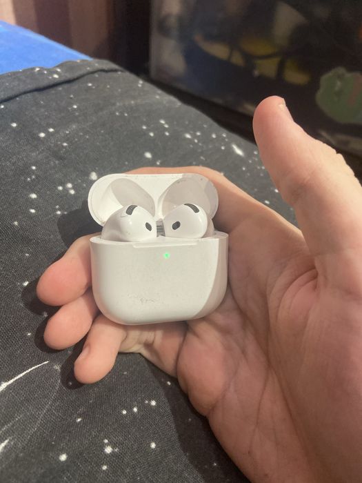Продаю airpods 4 с шумкой