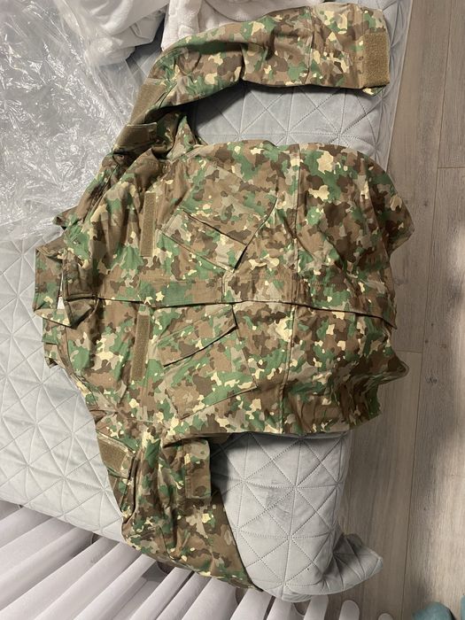 Vand 2 tinute combat noi marime 46/1 . Si o scurta combat marime 48/2