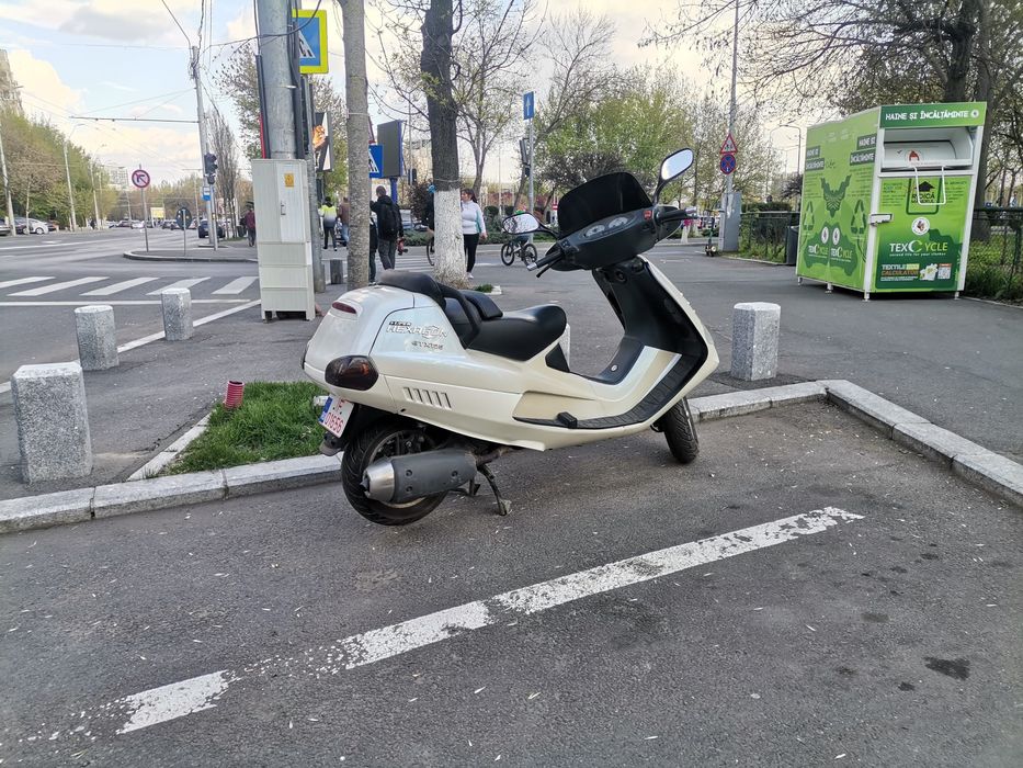 Maxiscuter Piqggio 125cc 4 timpi fără permis