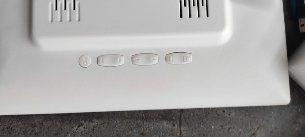 Нова Мултимедийна Фоторамка 17 инча