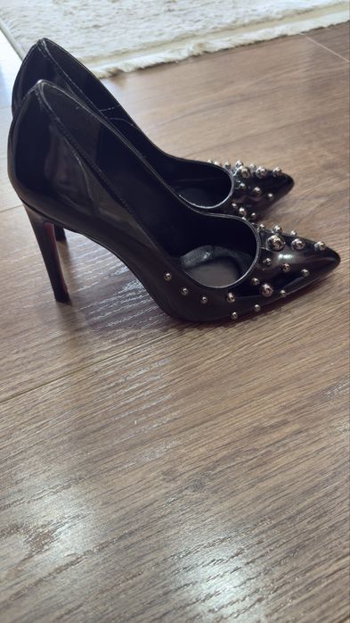 Продаются лакированные туфли