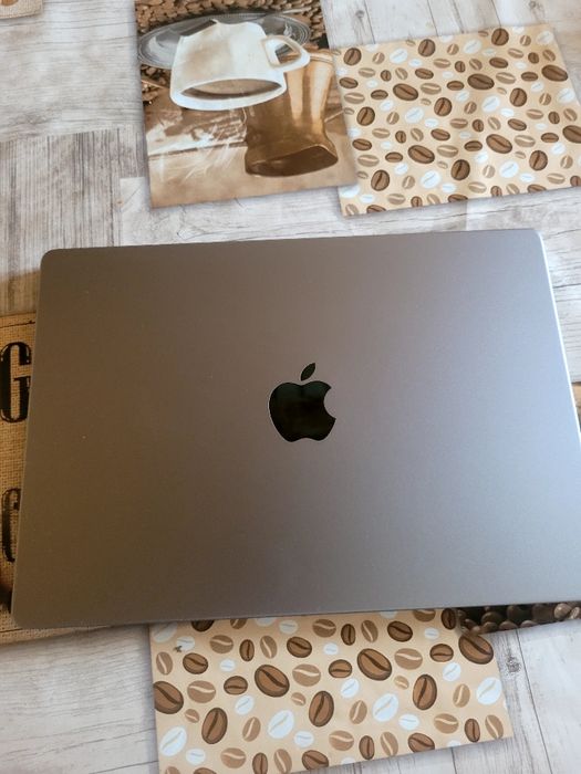 Vând MacBook Pro