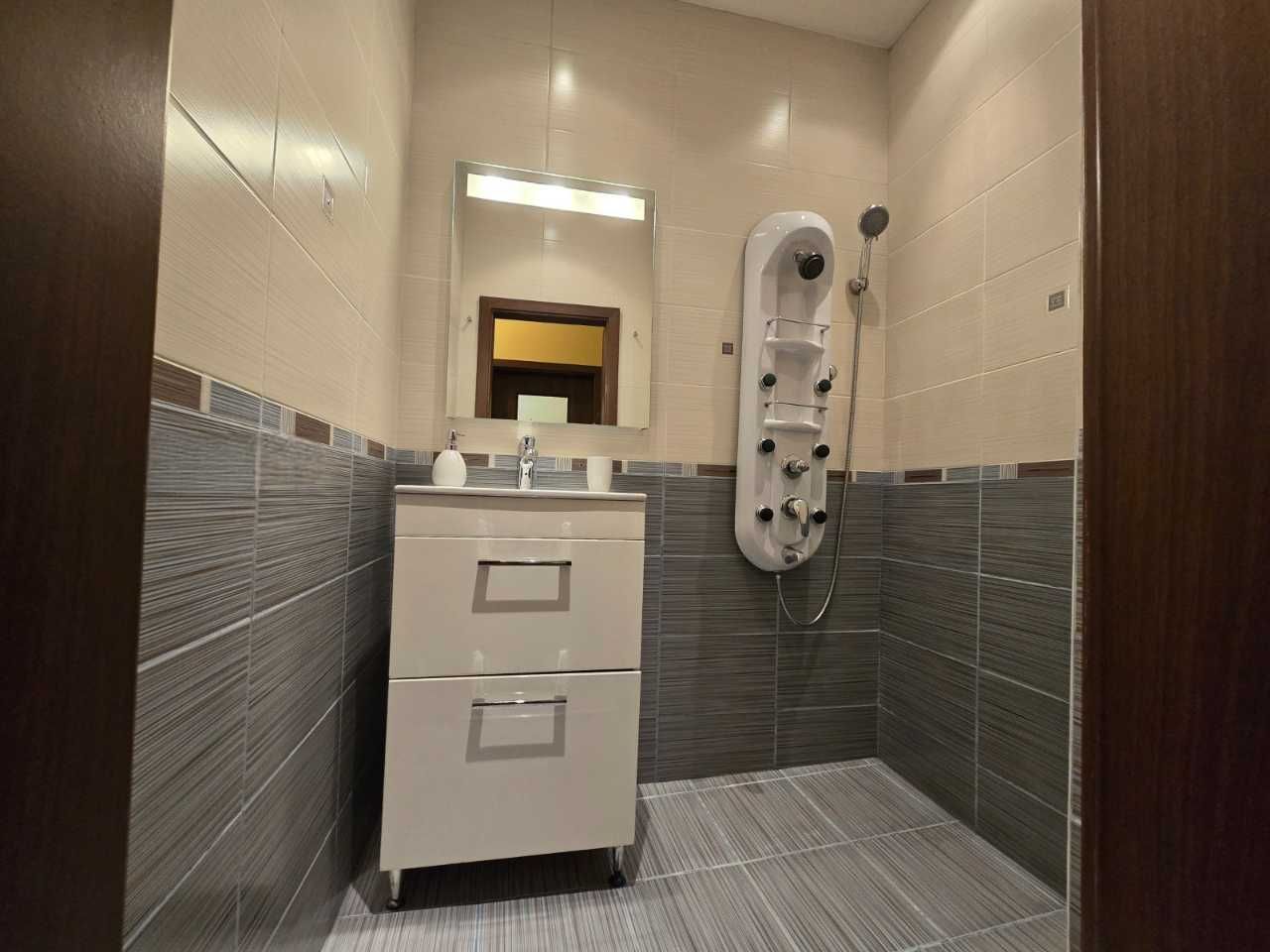 Дава се под наем Тристаен апартамент в София, Изток - 80 кв.м за 867 € - Снимка #10