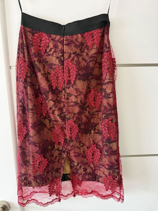 Червена дантелена пола от Avin