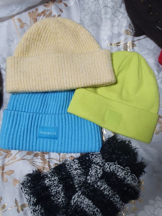 Шапки зимни за ученичка. Заедно 25лв